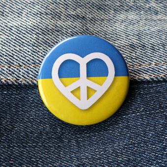 Ansteckbutton Ukraine Love Peace Zeichen auf Jeans